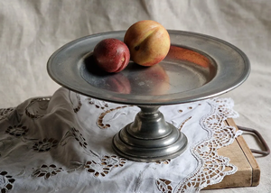 Soporte para Pastel Decorativo Hecho a Mano, Ecológico, de Aluminio, con Forma Irregular, Acabado Pulido Brillante y Textura Martillada - Product Image 2