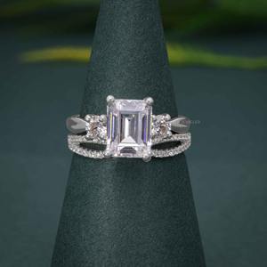 Anillo de Compromiso con Diamante Cultivado en Laboratorio con Corte Esmeralda, Certificado IGI, VVS, con Anillo de Oro de 14k, Juego de Tres Piedras para Cumpleaños - Product Image 3