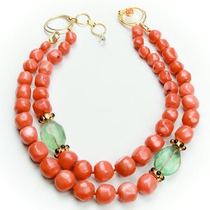 Collier double rang de perles de corail, design élégant avec accents de jade vert, fermoir plaqué or, bijou de fête pour femme, cadeau pour femme - Product Image 1