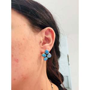 Pendientes Colgantes Hechos a Mano del Suroeste con Ópalo Azul y Plata de Ley, con Diseño de Racimo y Poste - Product Image 2