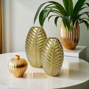 Florero de metal de aluminio con diseño de hoja minimalista moderno - Product Image 5