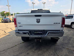 Camioneta Pickup RAM 2500 Mega Cab 2017 de Cama Corta de 6.3 Pies para Trabajo Pesado con Motor Diésel Cummins 6.7L 4x4 Laramie Usada y Lista para Exportación - Product Image 3