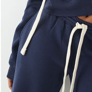 เสื้อฮู้ดผ้าฟลีซสีพื้นสำหรับผู้หญิง สวมใส่สบายในฤดูหนาว เหมาะสำหรับใส่ในชีวิตประจำวัน ราคาถูก คุณภาพสูง บริการ OEM ออกแบบสำหรับผู้ซื้อขายส่ง สไตล์ลำลอง - Product Image 3