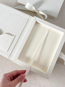 Scatola Regalo in Velluto 5x7" per Inviti di Festa e Matrimonio, Cofanetto Portaoggetti Avorio con Monogramma in Lamina Dorata - Product Image 2