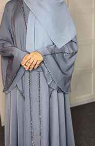 Vente en gros de vêtements islamiques Abaya de Turquie personnalisée Petite abaya de luxe élégante pour femmes robe musulmane Abaya de Dubaï à manches volantées en satin - Product Image 2