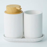 Ensemble d'accessoires de salle de bain en résine comprenant un distributeur de savon Boîte à mouchoirs Porte-brosse à dents Ensemble de toilette stocké pour un usage domestique