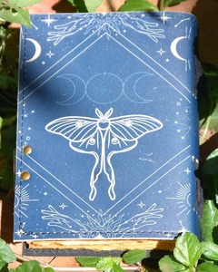 Libro de hechizos de cuero hecho a mano vintage, diario de sombras en blanco con cierre y encuadernación en espiral de hilo de costura de sillín - Product Image 3