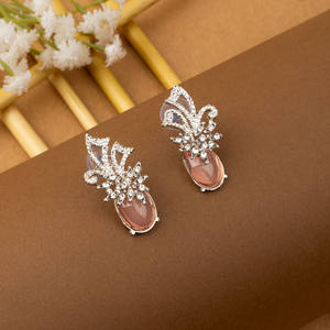 Boucles d'oreilles en diamant de qualité supérieure pour femmes avec des pierres rondes de conception unique pour les fiançailles et les anniversaires - Product Image 2
