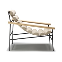Fauteuil lounge d'intérieur, structure en métal peint, accoudoirs en chêne, siège en tissu rembourré