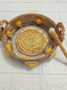 Elégant Décoratif Haldi Mehndi Cérémonie Thali avec Bol et Applicateur Pithi pour Mariée et Marié Pooja Décor Assiette Ensemble Cadeau de Mariage - Product Image 5