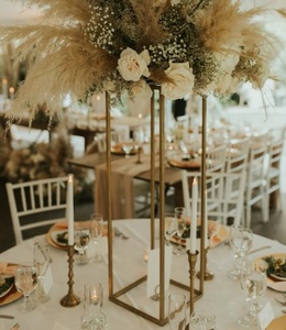 Centro de mesa de boda de hierro con arreglo floral con estilo para una decoración de mesa de boda elegante y de inspiración vintage - Product Image 6