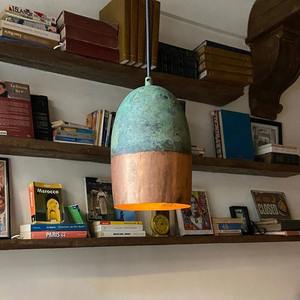 Lámpara Colgante de Cobre de Estilo Minimalista para una Iluminación Interior Limpia que Apoya la Estética Moderna con Luz Cálida - Product Image 4