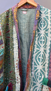 Hermoso abrigo largo de invierno para mujer, chaqueta Kantha bordada a mano con diseño de retazos, relleno de algodón acolchado - Product Image 2