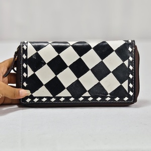 Pochette en cuir véritable premium à motif damier et gravures, avec dragonne, motif floral, fermeture éclair et porte-cartes multiples pour femme - Product Image 3