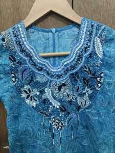 ชุดเดรสลำลองสีน้ำเงินสำหรับเด็ก ปักลูกปัดด้วยมือ ทรงเอไลน์ แบบจาลาบียะห์ สไตล์เรียบร้อย ลาย 3 มิติ เอวทรงเอ็มไพร์ พร้อมโลโก้ด้านหน้า สำหรับวัยรุ่น - Product Image 2