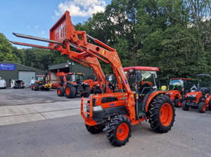 ¡Ahora Disponible! Tractor Kubota M7040 4WD con Cabina, 645 Horas, 70 HP, Doble Sistema Hidráulico, Controles Remotos Traseros, Bomba de Tractor de 40 HP - Product Image 4
