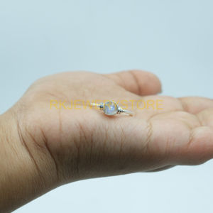 Anillo Minimalista de Plata de Ley 925 con Piedra Lunar Natural Hecha a Mano, Anillo de Alambre con Piedras Preciosas para Mujer, Novia, Diseño Único - Product Image 4