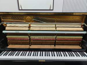 Piano Vertical Mecánico de Segunda Mano KAWAI KU2 Hecho en Japón, Excelente Calidad de Sonido - Product Image 3