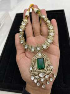 Ensemble collier et boucles d'oreilles longues de luxe en plaqué or de haute qualité, style vintage, grand centre de table en émeraude, laiton et zircon - Product Image 4