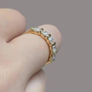 Bague de fiançailles et de mariage pour femme en moissanite taille ronde haute couronne, style éternité à 5 pierres, argent sterling 925 plaqué or rose - Product Image 2