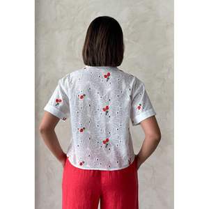 Blusa y Camisa Bordada para Mujer, Diseño Elegante y Personalizable para Mayor Comodidad y Estilo - Product Image 1