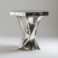 Table console en aluminium argenté poli, style moderne et artistique, base torsadée miroir, rangement, décoration d'accent pour salon de luxe, fabrication artisanale