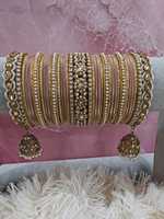 Nouveaux ensembles de Chudiyan pour mariée à prix abordable, couleur rose, bracelets élégants avec Jhumka pendante. Petites modifications possibles.