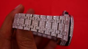 Montre chronographe de luxe pour homme, entièrement sertie de diamants, cadran blanc, mouvement à quartz en or blanc avec verre en cristal - Product Image 5