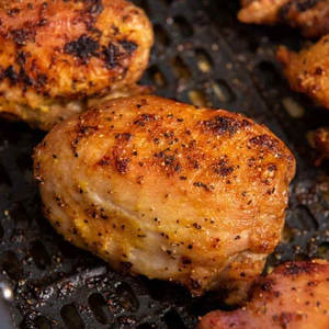 Vente en gros de hauts de cuisse de poulet surgelés, désossés, sans peau et quartiers pour les cuisses Fournisseur de volaille halal prêt pour l'exportation - Product Image 1