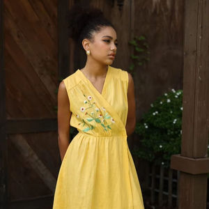 Robe en lin unique NAOMI avec broderie faite à la main idéale pour les événements d'été des femmes ou les invités de mariage - Product Image 1