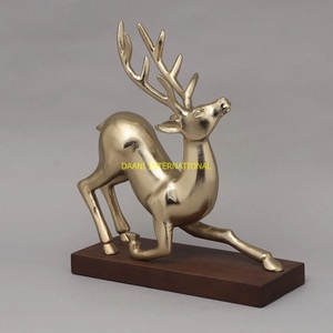 Figurine de renne en aluminium doré avec base en bois Statue de cerf moderne Décoration de Noël élégante Sculpture d'accent de collection - Product Image 1