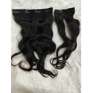 Extensions de cheveux à clip d'aspect naturel pour un volume et une longueur instantanés conçus pour une application facile et une tenue confortable toute la journée - Product Image 2