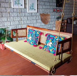 Jhula en bois avec des détails de sangle de canne et un matelas confortable, disponible au prix de gros. - Product Image 1