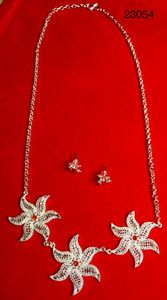 Parure de créateur pour femme en cuivre imitation plaqué or, collier floral et boucles d'oreilles clous en pierre rouge, style vintage, pour mariage et soirée, modèle n° - Product Image 2