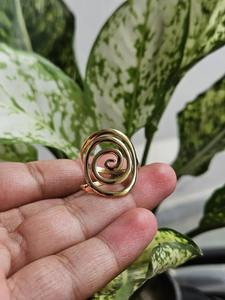 Bague en laiton poli de qualité export, design moderne rustique, faite à la main, avec couleur personnalisée pour tenue culturelle traditionnelle d'Inde - Product Image 6