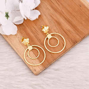 Boucles d'oreilles en or, boucles d'oreilles en laiton faites à la main, boucles d'oreilles à clous, vente chaude, meilleure qualité, boucles d'oreilles tendance pour femmes, vente chaude, meilleur design - Product Image 3