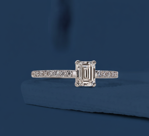 Bague de fiançailles en diamant de laboratoire taille émeraude 0,68 carat, VVS2, certifiée IGI, plaquée rhodium, or blanc 14 carats - Product Image 1