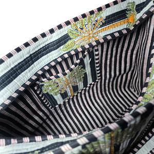 Sac fourre-tout à bandoulière matelassé en coton 100% écologique avec fermeture éclair rayé noir - Product Image 3