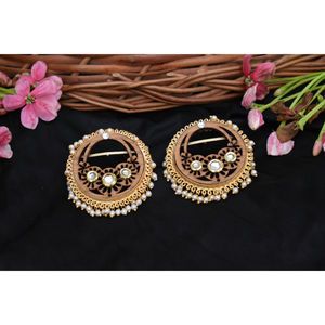Boucles d'oreilles en bois kundan pour filles et femmes, magnifiques boucles d'oreilles tendance faites à la main avec finition mate dorée - Product Image 1