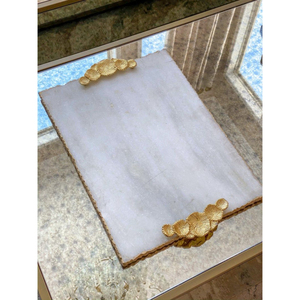 Bandeja de servicio de mármol blanco de lujo con elegantes manijas de ginkgo de mariposa de latón Bandeja decorativa Premium para eventos en casa y bodas - Product Image 6