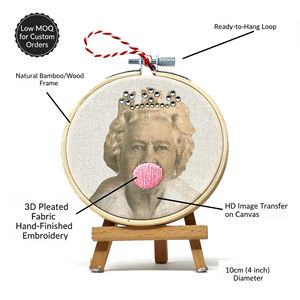 Broderie Pop Art Moderne Faite à la Main sur Cercle de 10 cm en Bambou et Coton Biologique, Motif 3D Bubblegum - Décoration Murale Reine Elizabeth II - Product Image 2