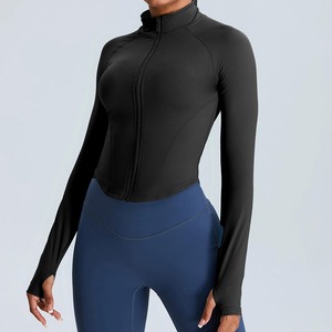 Venta al por mayor de sudaderas con capucha de manga larga para mujer con logotipo personalizado para gimnasio y yoga chaquetas transpirables con cremallera patrón sólido 1 pieza - Product Image 1