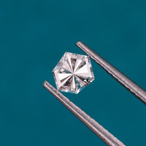 เพชรแล็บโกรนทรงหกเหลี่ยม VVS D สุดฮิตสำหรับแหวนหมั้น พร้อมใบรับรอง IGI จากผู้ผลิตเพชรจากอินเดีย - Product Image 1