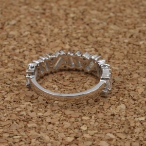 เพชรทรงบาแกตต์คุณภาพ VVS2 สี E เพชรเลี้ยงในห้องปฏิบัติการสำหรับผู้หญิง ฉลองครบรอบ/งานแต่งงาน ดีไซน์ทันสมัย ทอง 10K รับรองโดย IGI ขายส่งตามสั่ง - Product Image 6