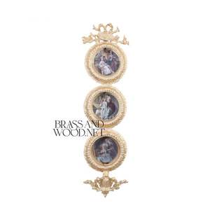 Cadre mural triple rond en laiton doré avec arrangement orné vertical design décoratif classique avec oeuvre d'art historique - Product Image 1