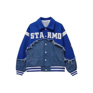 เสื้อแจ็คเก็ตเดนิมวาร์ซิตี้สีน้ำเงินสำหรับผู้ชาย เสื้อแจ็คเก็ตเดนิมแบบคอมโบพร้อมตัวอักษรแบบกำหนดเอง เสื้อแจ็คเก็ตเดนิมวาร์ซิตี้แบบไฮบริดสไตล์สตรีทแวร์ - Product Image 1