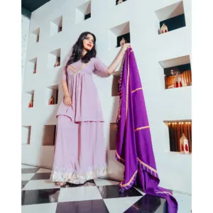 Conjunto de Traje de Crepé Morado Lila para Mujer de Thread & Button - Product Image 1