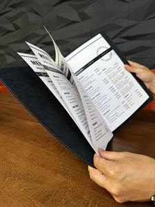 Couverture de menu A4 avec support central élastique avec gaufrage LMC-0032B de couverture personnalisée pour classeur de restaurant - Product Image 3