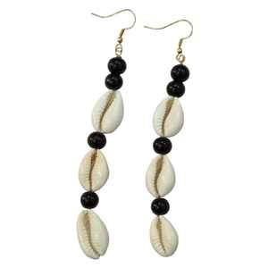 Derniers bijoux ethniques Boho faits à la main pour femmes Boucles d'oreilles pendantes en perles de cauri blanc Bijoux hippie de style tribal africain - Product Image 1