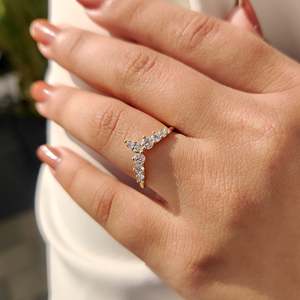 Bague de mariage incurvée à sept pierres, élégante, avec diamants, pour mariées et mariés - Product Image 3